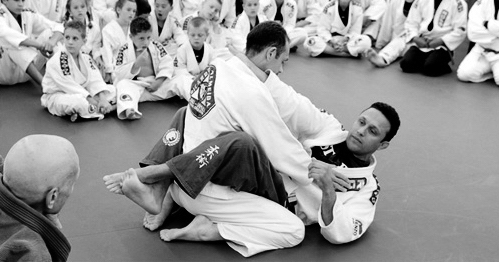 Renzo demonstrating a jiu-jitsu grip